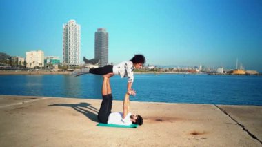 Güzel çift sabah acro yoga uygulamak