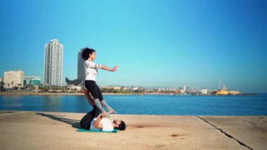 Güzel çift sabah acro yoga uygulamak