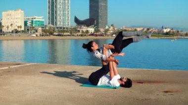 Güzel çift sabah acro yoga uygulamak