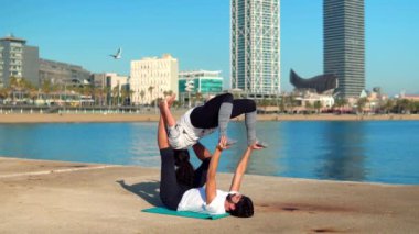 Güzel çift sabah acro yoga uygulamak