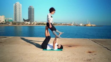 Güzel çift sabah acro yoga uygulamak