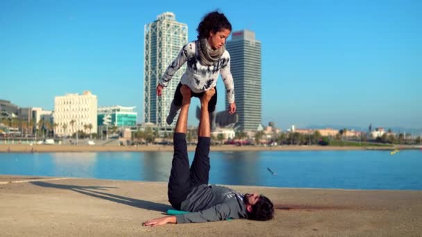 Hermosa pareja practicando acro yoga por la mañana — Vídeos de Stock