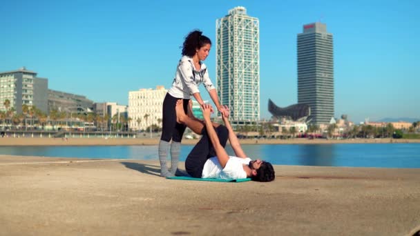 Hermosa pareja practicando acro yoga por la mañana — Vídeos de Stock