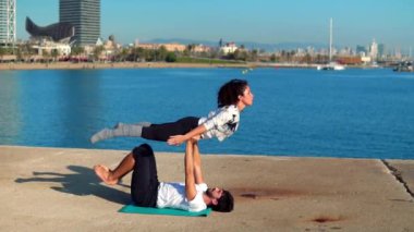 Güzel çift sabah acro yoga uygulamak