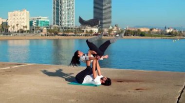 Güzel çift sabah acro yoga uygulamak