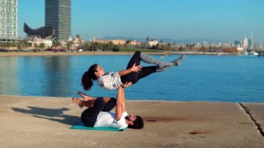 Güzel çift sabah acro yoga uygulamak