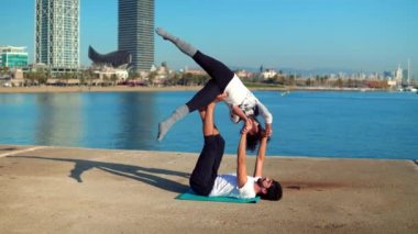 Güzel çift sabah acro yoga uygulamak