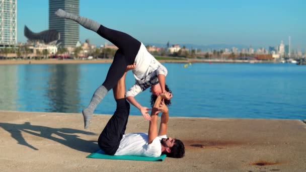 Casal bonito praticando acro ioga pela manhã — Vídeo de Stock