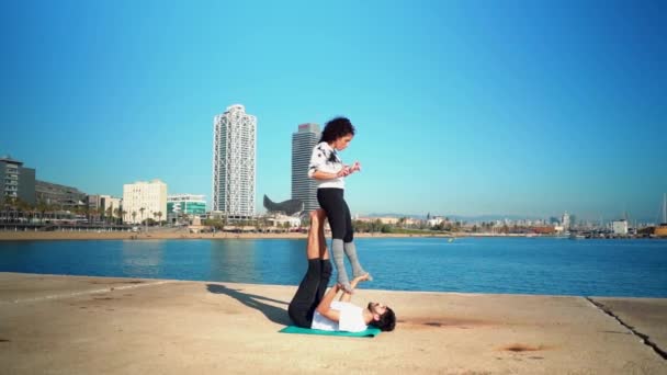 Acro jóga a reggelente gyönyörű pár — Stock videók