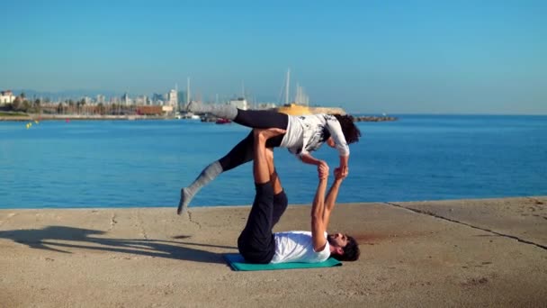 Piękna para praktykowania jogi acro rano — Wideo stockowe