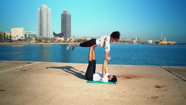 Hermosa pareja practicando acro yoga por la mañana — Vídeos de Stock