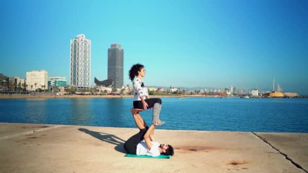 美丽的夫妇练习阿克罗瑜伽在早晨 — 图库视频影像
