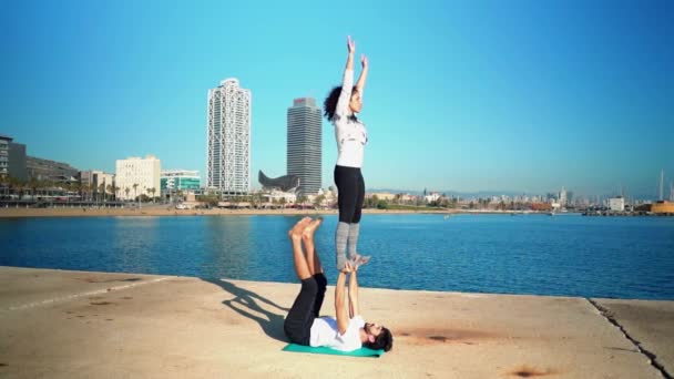 Schönes Paar praktiziert Akro-Yoga am Morgen — Stockvideo