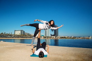 Güzel çift sabah acro yoga uygulamak