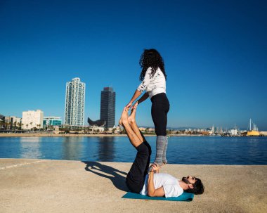 Güzel çift sabah acro yoga uygulamak