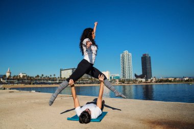 Güzel çift sabah acro yoga uygulamak