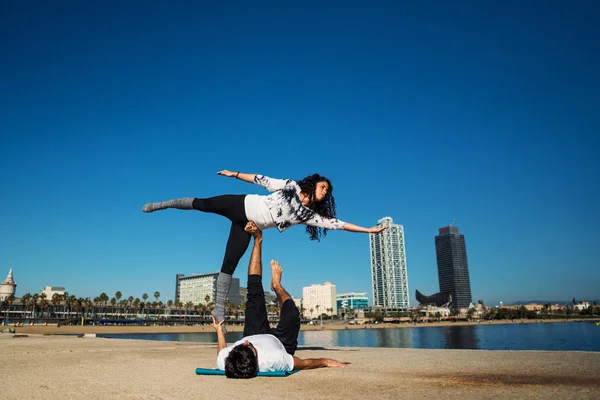 Красива пара практикує акро-йогу вранці — стокове фото