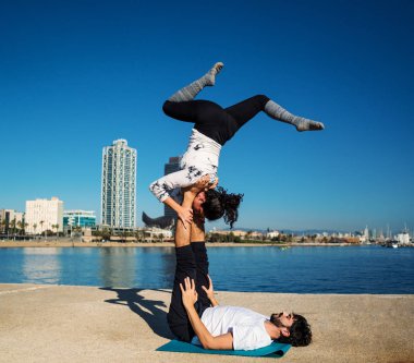 Güzel çift sabah acro yoga uygulamak