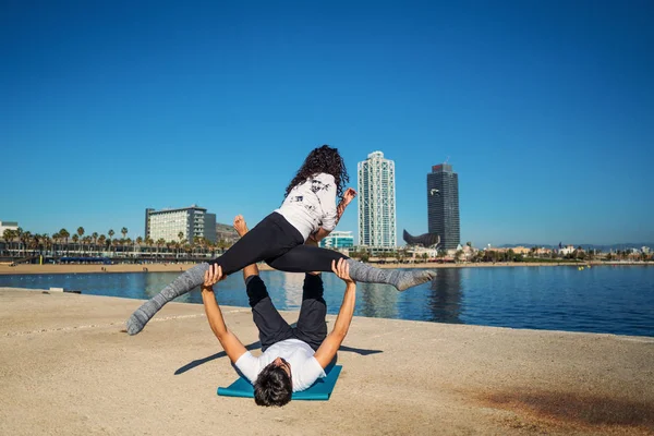 Красива пара практикує акро-йогу вранці — стокове фото