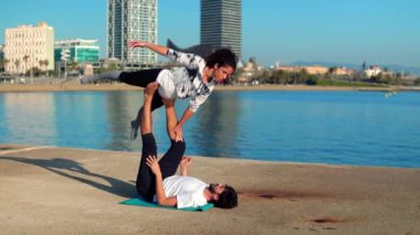 Güzel çift sabah acro yoga uygulamak