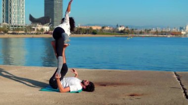 Güzel çift sabah acro yoga uygulamak