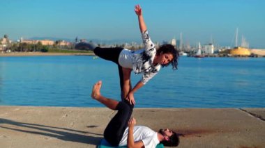 Güzel çift sabah acro yoga uygulamak