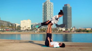 Güzel çift sabah acro yoga uygulamak