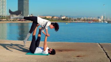 Güzel çift sabah acro yoga uygulamak