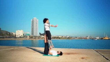 Güzel çift sabah acro yoga uygulamak