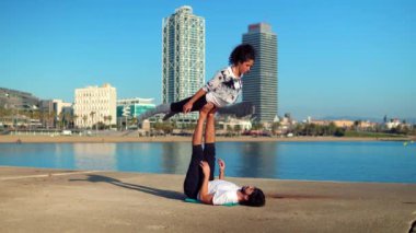 Güzel çift sabah acro yoga uygulamak