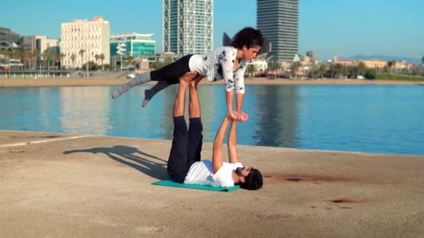 Schöne Paar Praktiziert Acroyoga Morgen Freien Der Nähe Des Meeres — Stockvideo