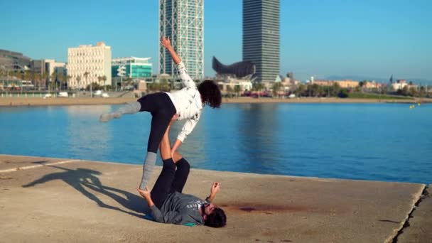 Hermosa pareja practicando acro yoga por la mañana — Vídeos de Stock