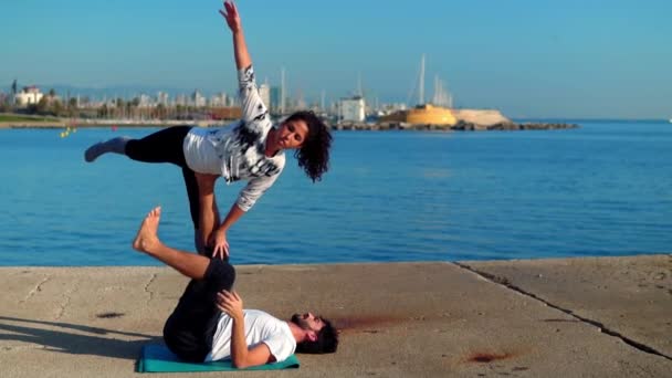 Güzel çift sabah acro yoga uygulamak — Stok video