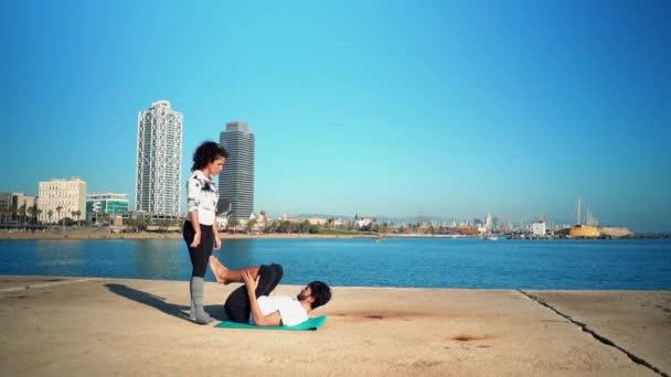 Mooie paar acro yoga beoefenen in de ochtend — Stockvideo