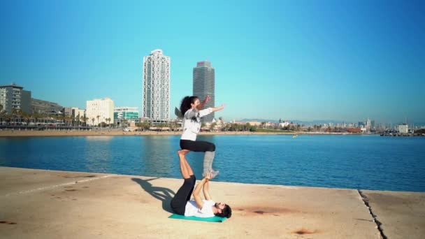 Hermosa pareja practicando acro yoga por la mañana — Vídeos de Stock