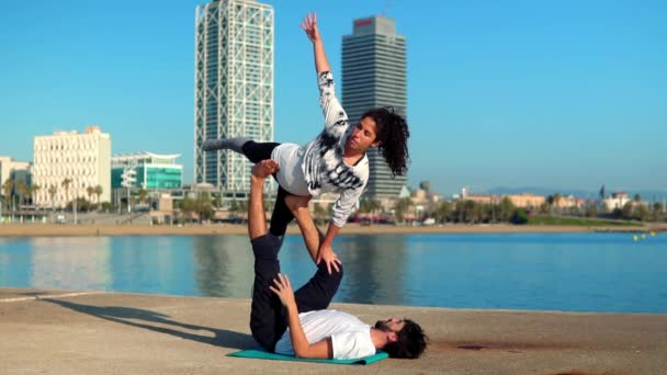 Vackra par öva acro yoga på morgonen — Stockvideo