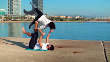 Güzel çift sabah acro yoga uygulamak