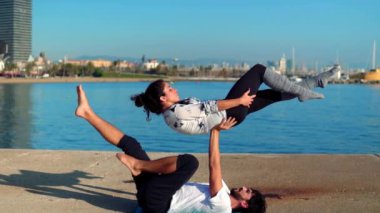 Güzel çift sabah acro yoga uygulamak