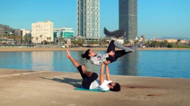 Güzel çift sabah acro yoga uygulamak