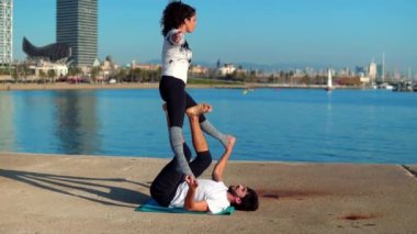 Güzel çift sabah acro yoga uygulamak