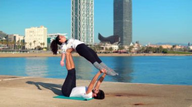 Güzel çift sabah acro yoga uygulamak