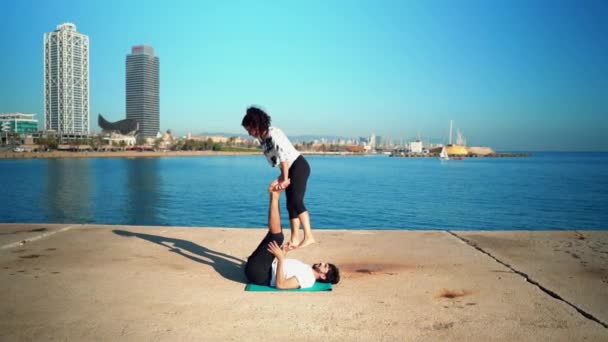 Bella Coppia Praticare Acro Yoga Mattino All Aperto Vicino Mare — Video Stock