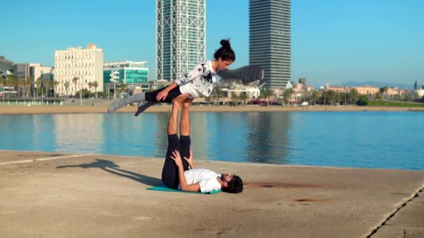 Mooie paar acro yoga beoefenen in de ochtend — Stockvideo