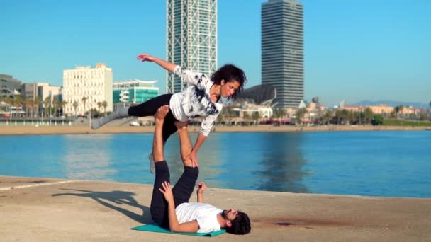 Mooie paar acro yoga beoefenen in de ochtend — Stockvideo