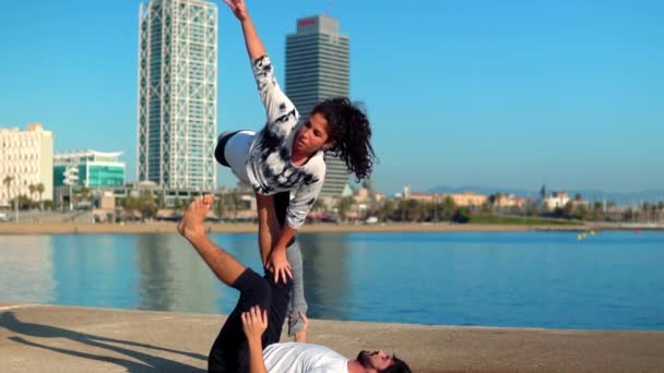 Mooie paar acro yoga beoefenen in de ochtend — Stockvideo