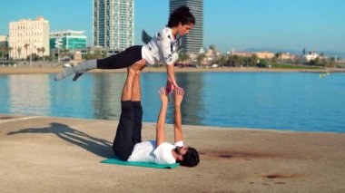Güzel çift sabah acro yoga uygulamak