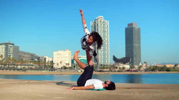 Mooie paar acro yoga beoefenen in de ochtend — Stockvideo