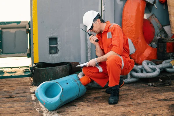 Hoofd op het dek van het schip of vaartuig met checklist — Stockfoto