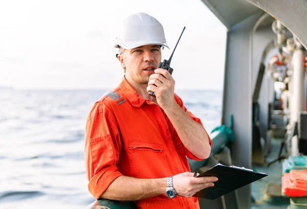 Oficera na pokładzie statku offshore posiada Vhf walkie-talkie radio — Zdjęcie stockowe