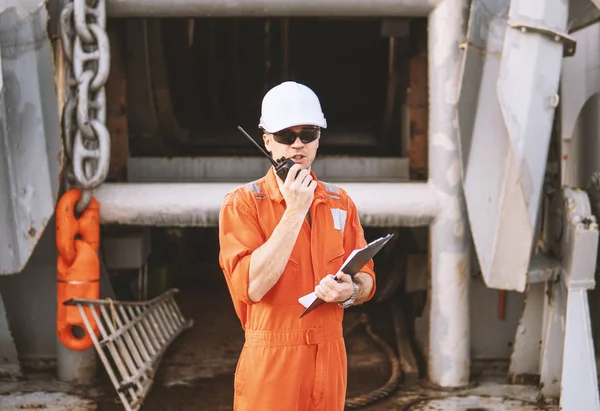 Zeevaartkundig scheepsofficier op het dek van offshore vaartuig bezit walkie-talkie marifoon — Stockfoto